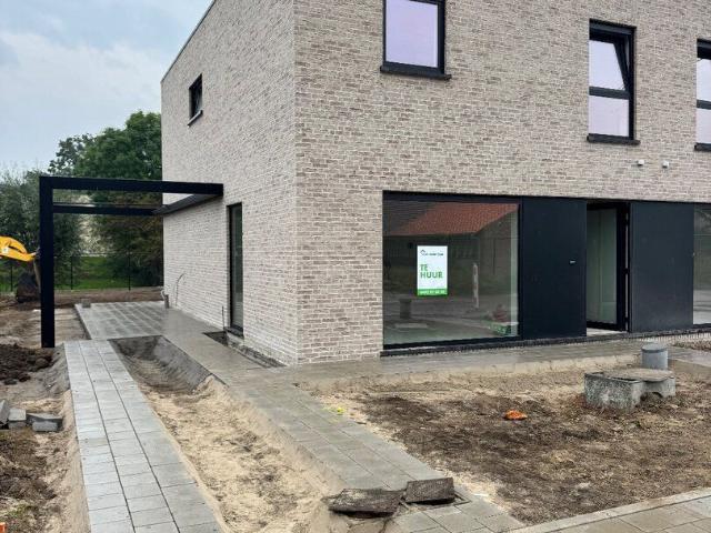 Woning met 3 slaapkamers en carport te Proven