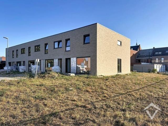 Woning met 3 slaapkamers en carport te Proven