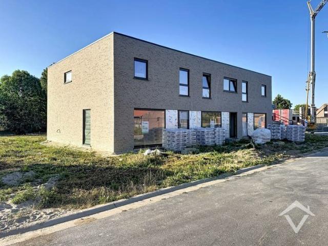 Woning met 3 slaapkamers en carport te Proven