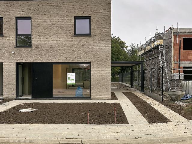 Woning met 3 slaapkamers en carport te Proven