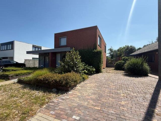 Woning met 3 slaapkamers en praktijk /bureauruimte vlakbi.