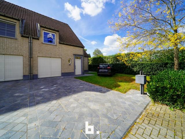 Woning met 3 slaapkamers, tuin en inpandige garage in Loppem