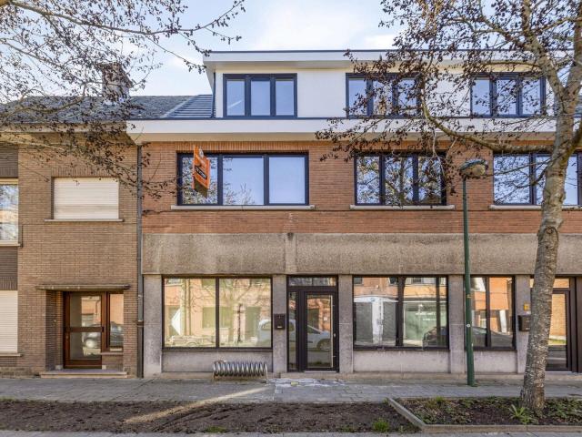 Woning met 4 slaapkamers, 2 badkamers en 2 autostaanplaatsen