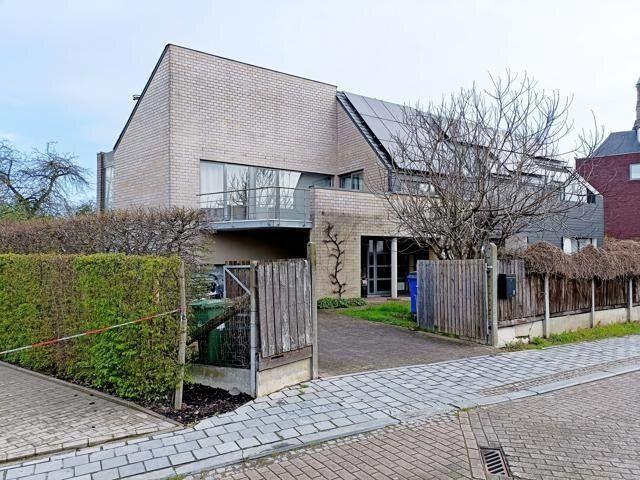 Woning met 4 slaapkamers en tuin te centrum Ninove!