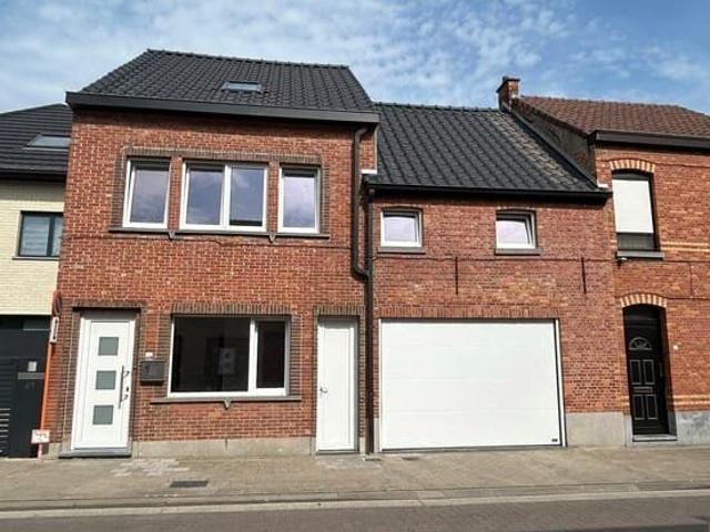 Woning met 4 slaapkamers in het centrum van Zele