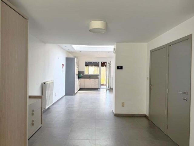 Woning met 4 slaapkamers, tuin, en garage met uitweg