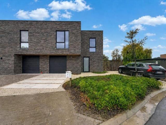 Woning met 4 slpks,terras, tuin, 2 parkeerplaatsen en garage