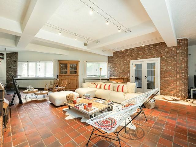 Woning met 5 slaapkamers, 2 badkamers en ruim magazijn!