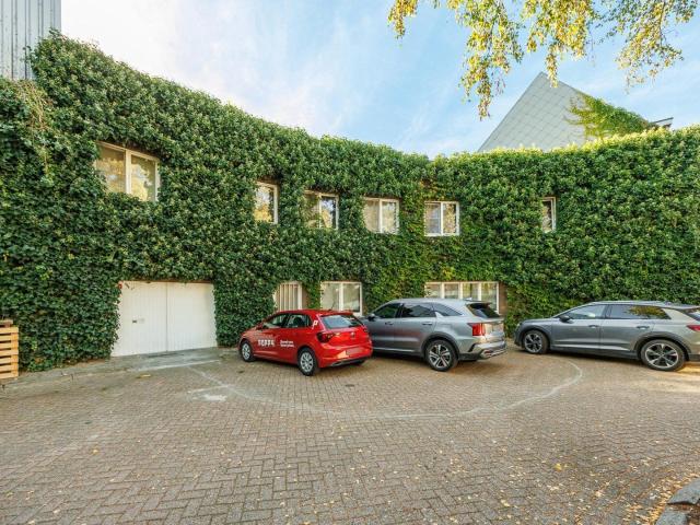 Woning met 5 slaapkamers, 2 badkamers en ruim magazijn en/of