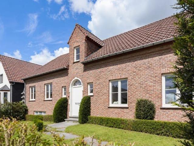 Woning met 5 slaapkamers en grote tuin