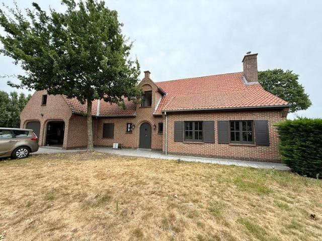 Woning met 5 slaapkamers en dubbele garage