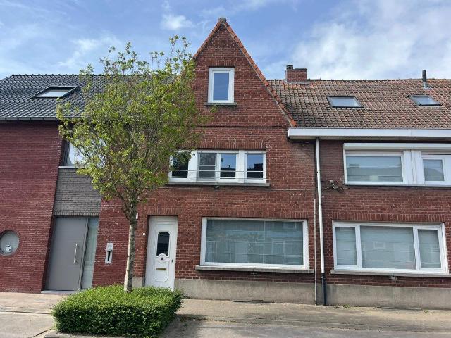 Woning met 5 slaapkamers, koer en garage in Oostrozebeke