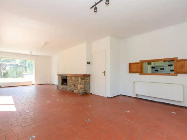 Woning met 5 slaapkamers op een terrein van 10 a 70 ca