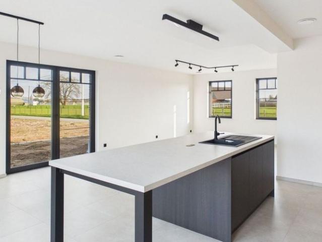 Woning te huur in Kinrooi voor € 2.300 met 5 slaapkamers