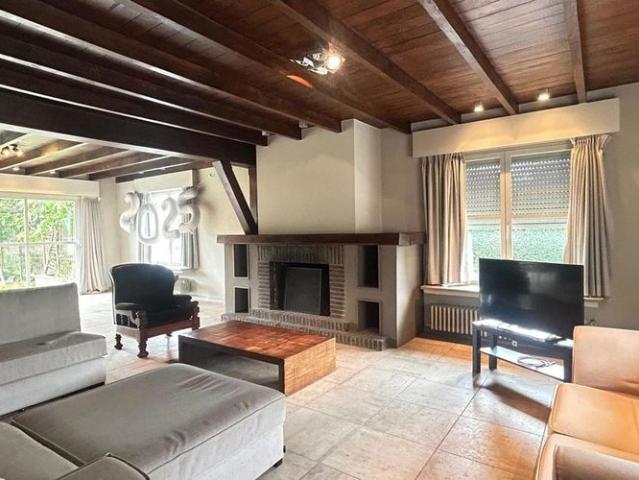 Woning te huur in Sint Amandsberg voor € 2.200 met 4 slaapkamers