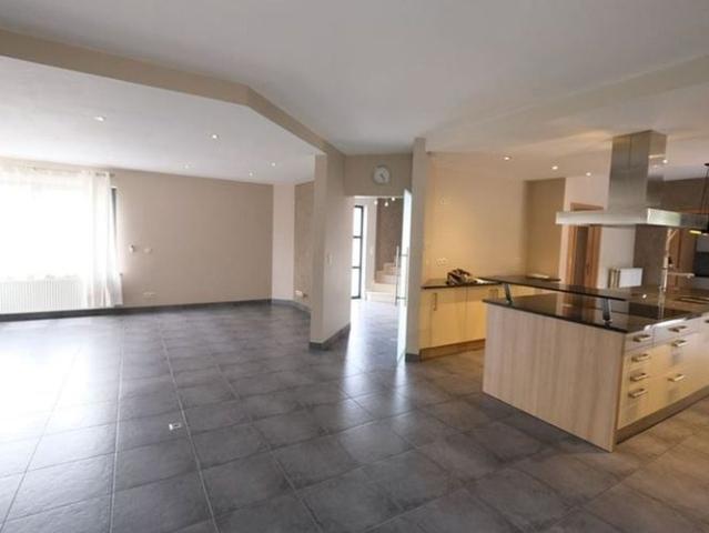 Woning te huur in Sint Stevens Woluwe voor € 2.900 met 6 slaapkamers