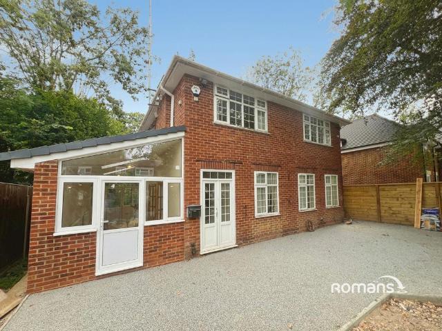 Wooburn Moor, High Wycombe. 3 bed detached house to rent £2,350 pcm £542 pw