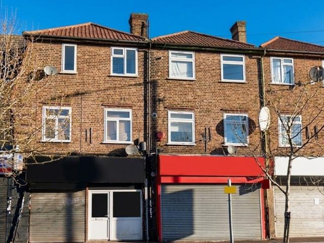 Wood Lane, Dagenham RM8, 2 bed flat to rent, £1,850 pcm | PrimeLocation
