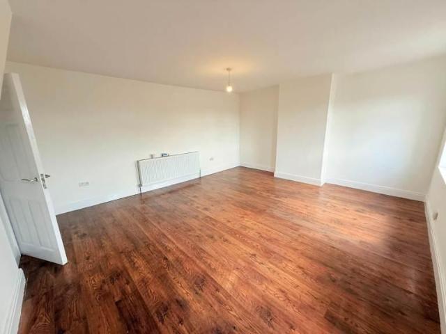 Wood Lane, Dagenham RM8 3 bed flat to rent £1,900 pcm £438 pw