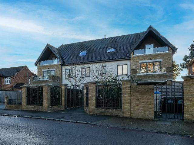 Wood Lane, Isleworth TW7, 3 bed flat to rent, £4,500 pcm | PrimeLocation