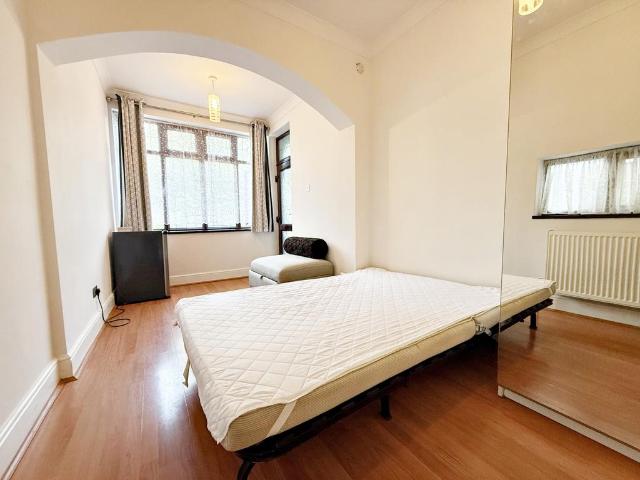 Wood Lane, Isleworth, TW7 Studio to rent £1,150 pcm £265 pw