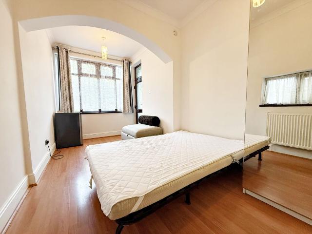 Wood Lane, Isleworth TW7, Studio to rent, £1,150 pcm | PrimeLocation