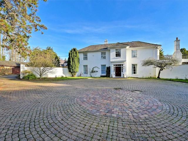 Wood Lane, Iver, Buckinghamshire, SL0 6 bed detached house to rent £10,000 pcm £2,308 pw