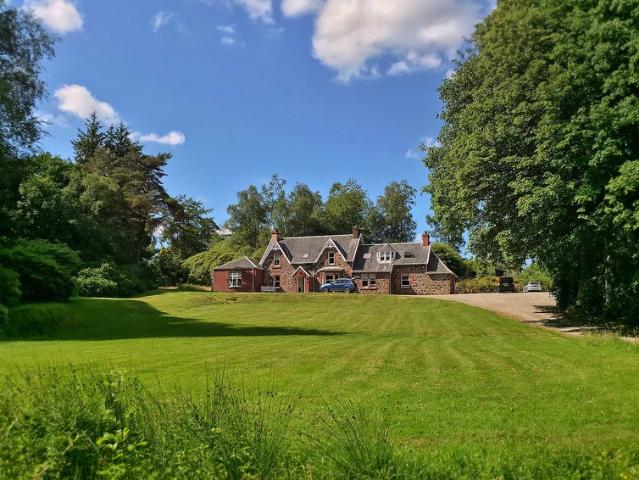 Wood Lodge With Mountain Views
