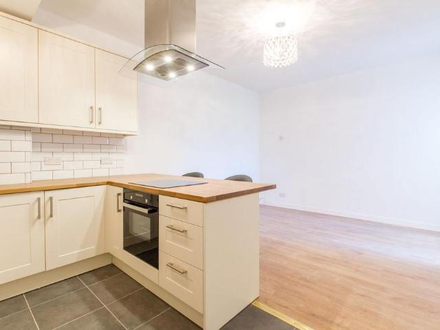 Wood Street, Walthamstow. 2 bed flat to rent £1,900 pcm £438 pw