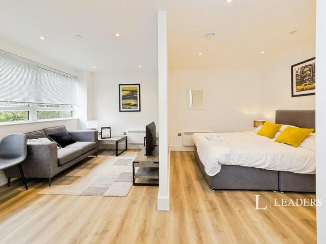 Wood Street, East Grinstead, West. Studio to rent £1,250 pcm £288 pw