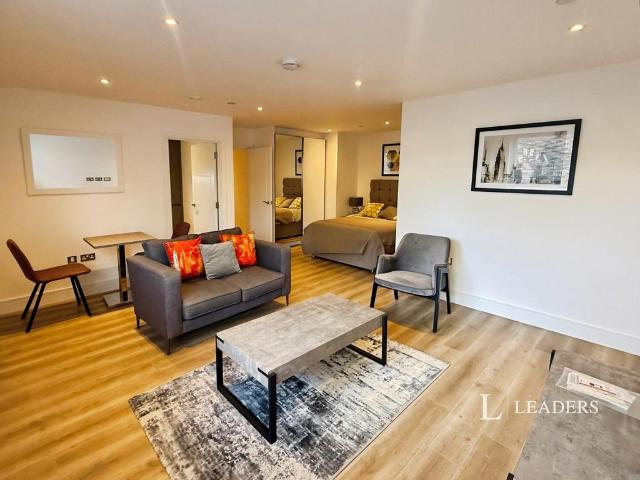 Wood Street, East Grinstead, West. Studio to rent £1,350 pcm £312 pw