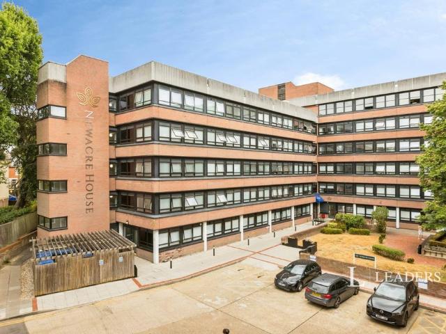 Wood Street, East Grinstead, West. 1 bed flat to rent £1,350 pcm £312 pw