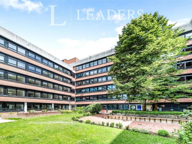 Wood Street, East Grinstead, West. 1 bed flat to rent £1,350 pcm £312 pw