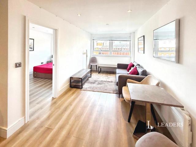 Wood Street, East Grinstead, West. 1 bed flat to rent £1,300 pcm £300 pw
