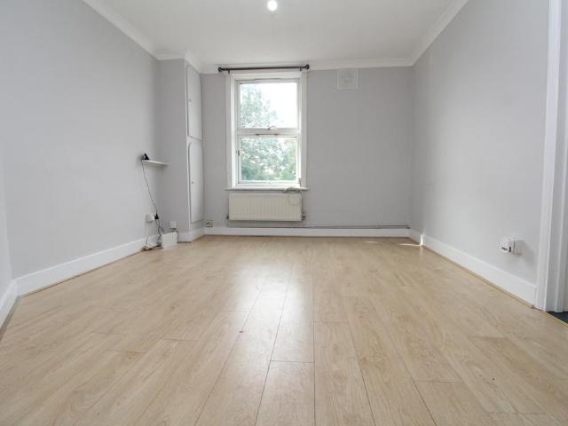 Wood Street, Gillingham ME7 1 bed terraced house to rent £1,000 pcm £231 pw