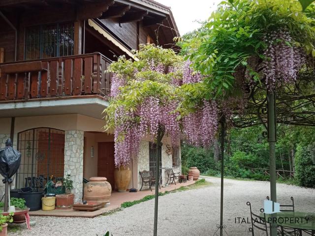 Wood Villa vicino al Lago Trasimeno 300m² Castel Rigone