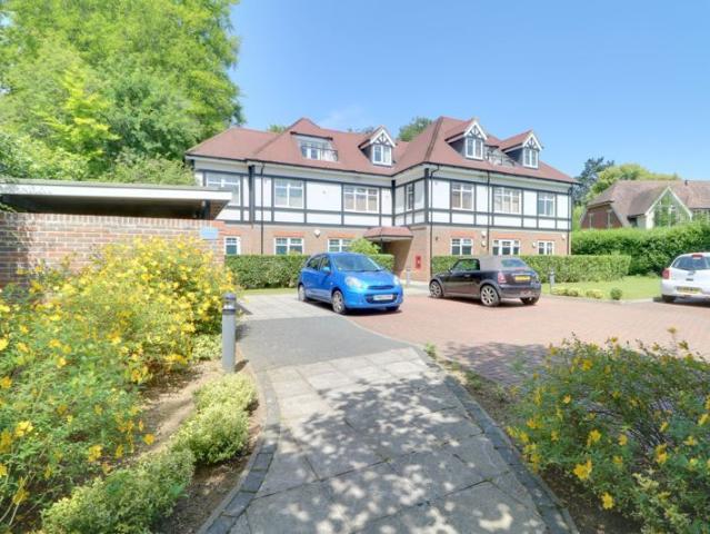 Woodcote Valley Road, West Purley CR8, 2 bed flat to rent, £1,800 pcm | PrimeLocation