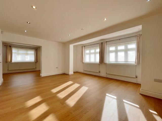 Woodcote Avenue, Mill Hill 5 bed semi detached house to rent £4,900 pcm £1,131 pw