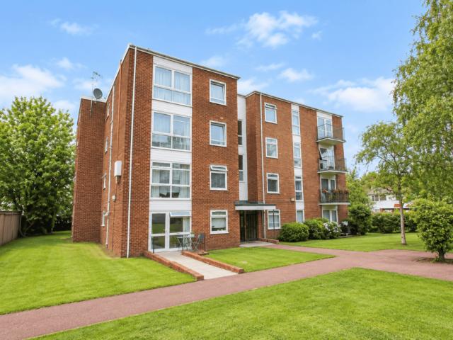 Woodcote Road, London, SM6 2 bed flat to rent £1,720 pcm £397 pw