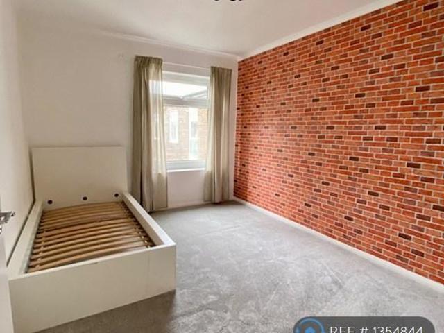Woodcote Road, Wellington, SM6 2 bed flat to rent £1,720 pcm £397 pw