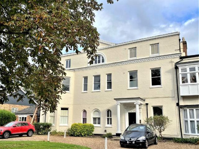 Woodcote Road, Woodcote Hall Woodcote. 1 bed flat to rent £1,250 pcm £288 pw