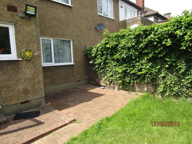Woodcock Hill, Harrow HA3, 2 bed flat to rent, £1,800 pcm | PrimeLocation