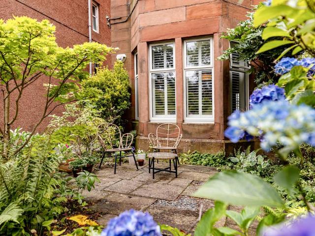 Woodcroft Avenue, Glasgow 2 bed apartment to rent £1,500 pcm £346 pw