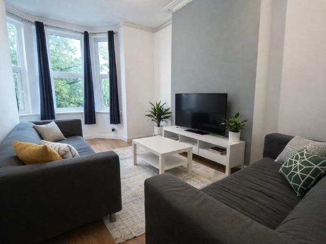 Woodborough Road Nottingham NG3 4 bed flat to rent £1,213 pcm £280 pw