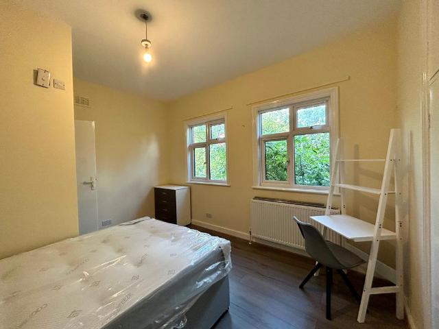 Woodberry Grove, London, N4 1 bed in a house share to rent £1,025 pcm £237 pw