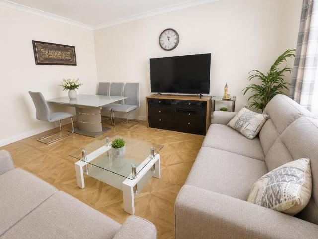 Woodbridge Lane, Romford, RM3 3 bed semi detached house to rent £2,150 pcm £496 pw