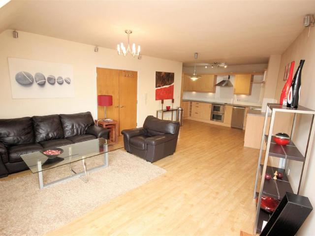 Woodbrooke Grove, Birmingham B31 2 bed apartment to rent £1,075 pcm £248 pw