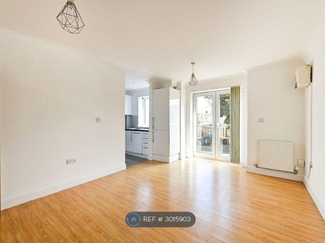Woodbury Close, Croydon CR0, 2 bed flat to rent, £1,750 pcm | PrimeLocation