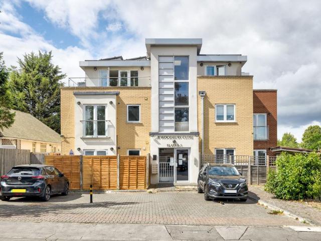 Woodbury Close, Croydon, CR0 2 bed flat to rent £1,800 pcm £415 pw