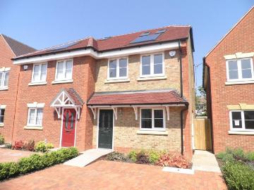 Woodbury Close, MAIDENHEAD 3 bed semi detached house to rent £2,350 pcm £542 pw